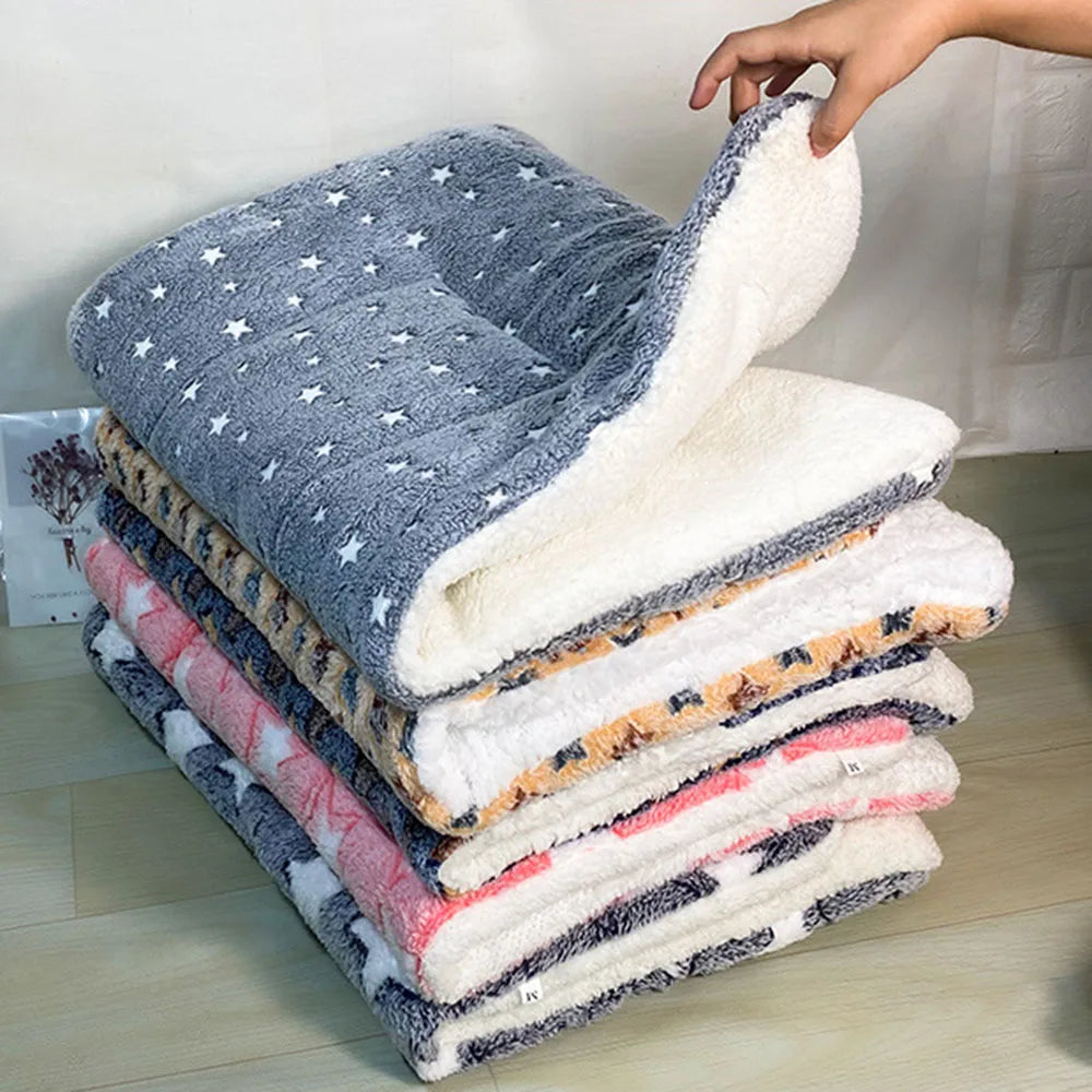 Fleece Dog Blanket Machine Washable Pet Bed Mat Soft and Warm Cat & Dog Cage Sleep Mat for Kennel Crate Cushion for Large Dogs