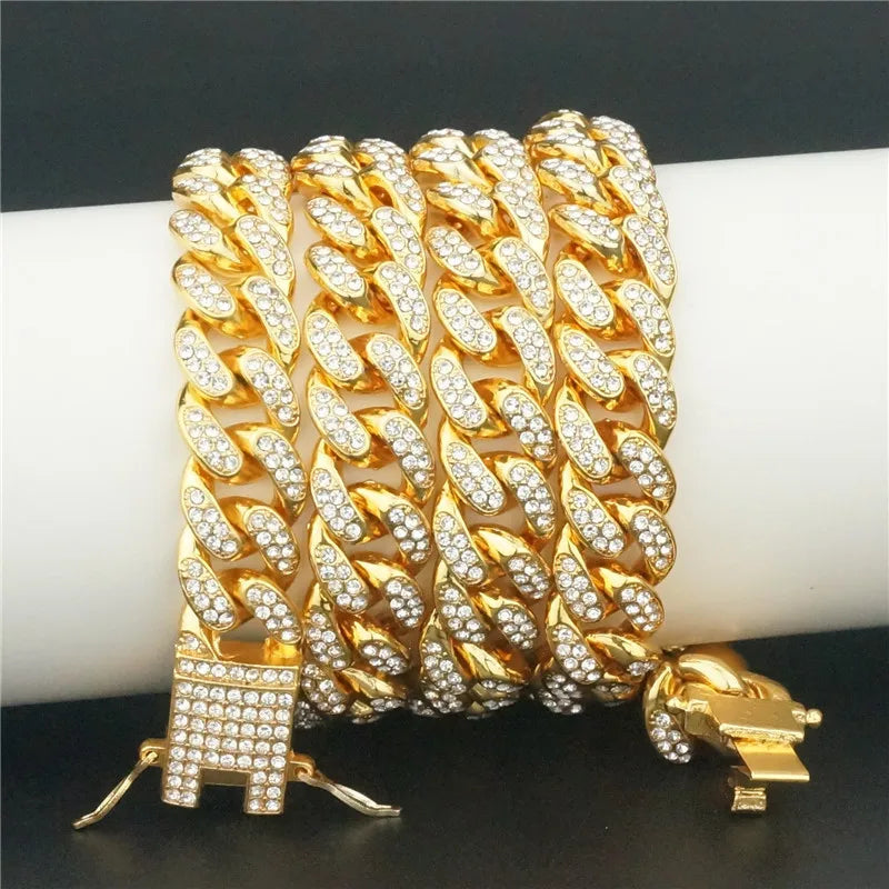 Luxury Designer Dog Collar Bracelet Bling Diamond Dog Necklace Cuban Gold Chain for Pitbull Big Dogs Jewelry Metal Material